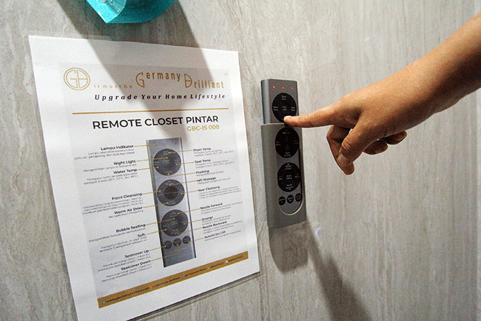 Petugas kebersihan mengoprasikan Smart Closet yang berada di dalam toilet di Rest Area Banjaratna Brebes, Jawa Tengah, Jumat (15/7/2022).