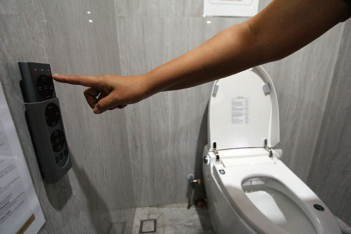 Petugas kebersihan mengoprasikan Smart Closet yang berada di dalam toilet di Rest Area Banjaratna Brebes, Jawa Tengah, Jumat (15/7/2022).