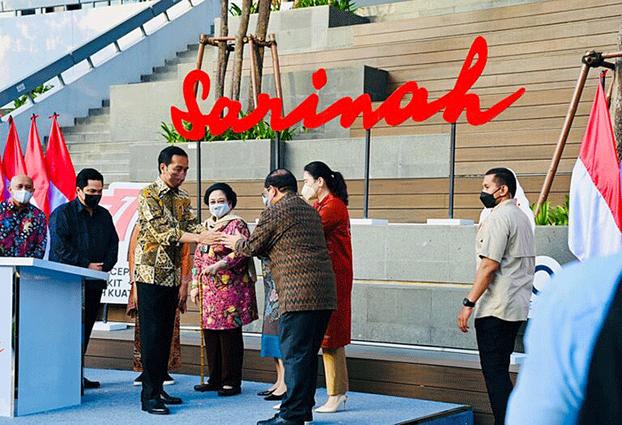 Presiden Joko Widodo didampingi Ibu Iriana Joko Widodo meresmikan transformasi Sarinah di Sarinah, Jakarta, Kamis (14/7/2022).