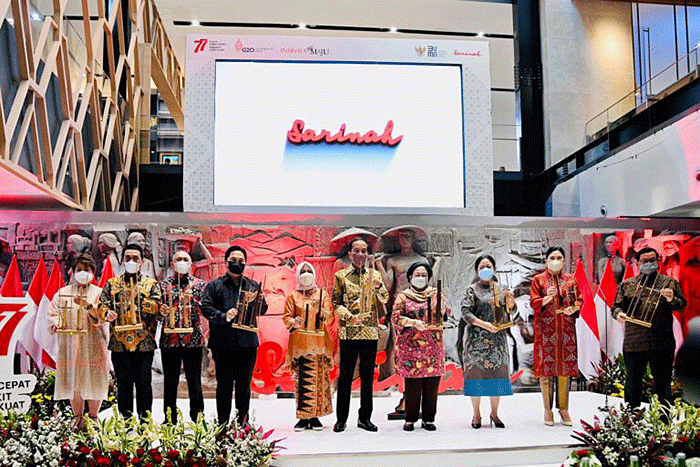 Presiden Joko Widodo didampingi Ibu Iriana Joko Widodo meresmikan transformasi Sarinah di Sarinah, Jakarta, Kamis (14/7/2022).