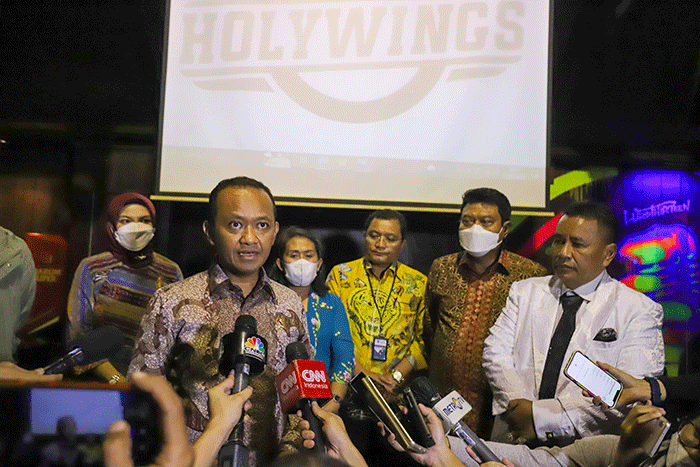 Menteri Investasi/Kepala Badan Koordinasi Penanaman Modal Bahlil Lahadalia memberikan keterangan saat meninjau Holywings Gunawarman, Jakarta Selatan.