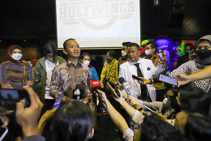 Menteri Investasi/Kepala Badan Koordinasi Penanaman Modal Bahlil Lahadalia memberikan keterangan saat meninjau Holywings Gunawarman, Jakarta Selatan.