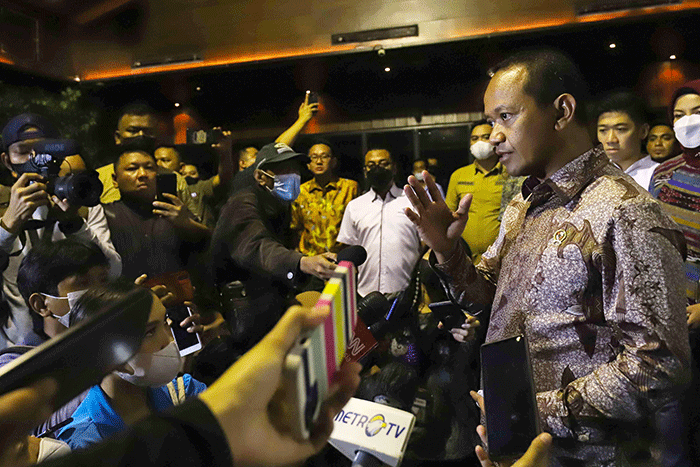 Menteri Investasi/Kepala Badan Koordinasi Penanaman Modal Bahlil Lahadalia memberikan keterangan saat meninjau Holywings Gunawarman, Jakarta Selatan.