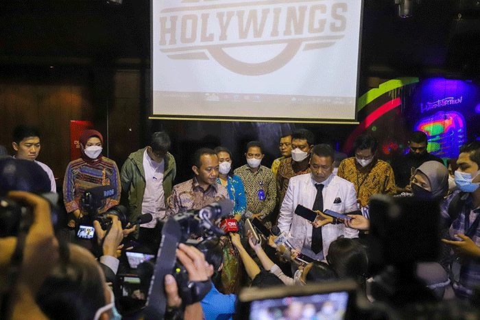 Menteri Investasi/Kepala Badan Koordinasi Penanaman Modal Bahlil Lahadalia memberikan keterangan saat meninjau Holywings Gunawarman, Jakarta Selatan.