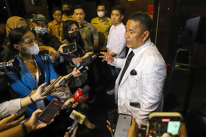 Menteri Investasi/Kepala Badan Koordinasi Penanaman Modal Bahlil Lahadalia memberikan keterangan saat meninjau Holywings Gunawarman, Jakarta Selatan.