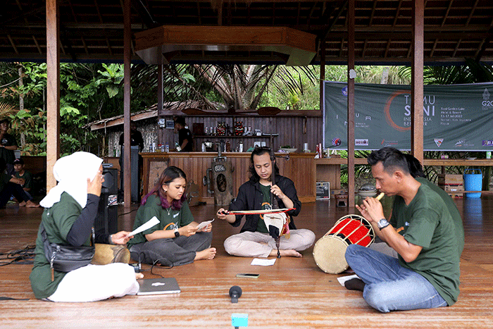 14 musisi muda peserta ajang Temu Seni Musik di Papua dimana diantaranya adalah 4 musisi muda Papua tampil begitu apik, memukau dan kompak.