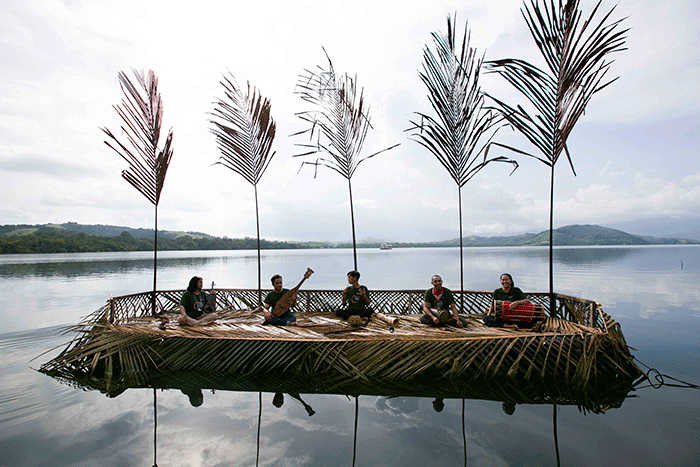 14 musisi muda peserta ajang Temu Seni Musik di Papua dimana diantaranya adalah 4 musisi muda Papua tampil begitu apik, memukau dan kompak.