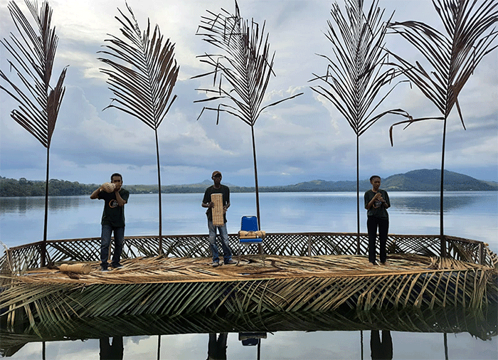 14 musisi muda peserta ajang Temu Seni Musik di Papua dimana diantaranya adalah 4 musisi muda Papua tampil begitu apik, memukau dan kompak.