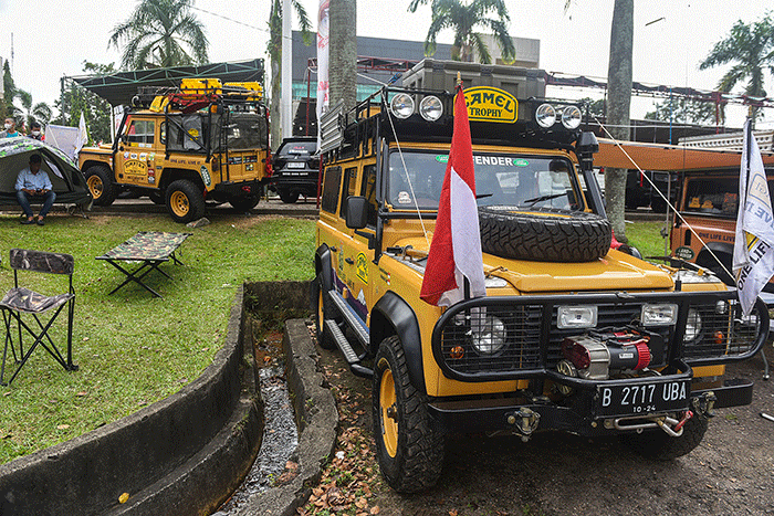 Mobil klasik, modifikasi, dan original terlihat berjajar di halaman Gedung DPRD Sumsel, Jalan POM IX Palembang mengikuti kontes mobil.