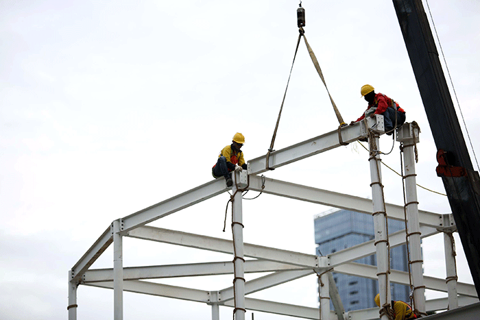 Pekerja menyelesaikan proyek revitalisasi Halte Transjakarta Bundaran Hotel Indonesia, Jakarta, Sabtu (16/7/2022).