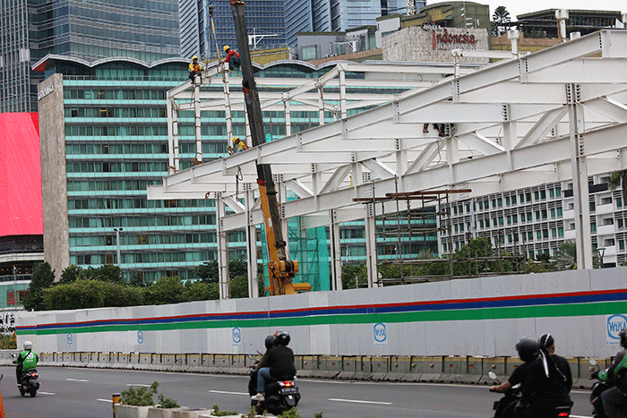 Pekerja menyelesaikan proyek revitalisasi Halte Transjakarta Bundaran Hotel Indonesia, Jakarta, Sabtu (16/7/2022).