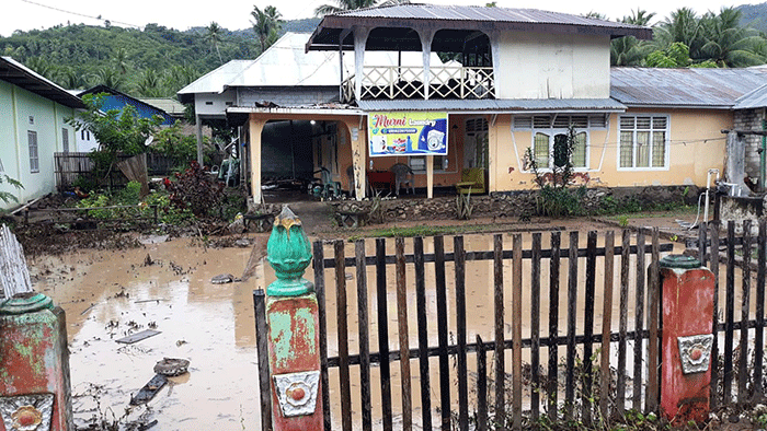 Banjir bandang menerjang Desa Tongo, Kecamatan Bonepantai, Kabupaten Bone Bolango, Provinsi Gorontalo, Jumat (15/7/2022).