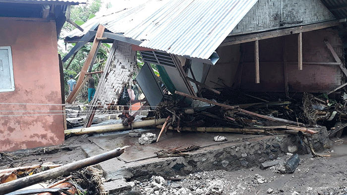 Banjir bandang menerjang Desa Tongo, Kecamatan Bonepantai, Kabupaten Bone Bolango, Provinsi Gorontalo, Jumat (15/7/2022).