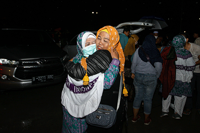 Jamaah Haji kloter pertama asal DKI Jakarta saat tiba di Asrama Haji Pondok Gede, Jakarta Timur, Sabtu (16/7/2022).