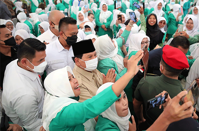 Peserta Kongres Fatayat Nahdlatul Ulama yang merupakan perempuan-perempuan NU dan emak-emak bersorak saat Prabowo Subianto didoakan menjadi Presiden.