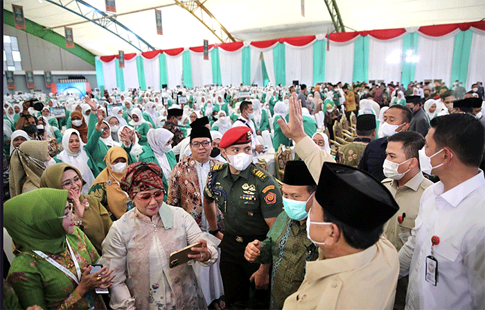 Peserta Kongres Fatayat Nahdlatul Ulama yang merupakan perempuan-perempuan NU dan emak-emak bersorak saat Prabowo Subianto didoakan menjadi Presiden.