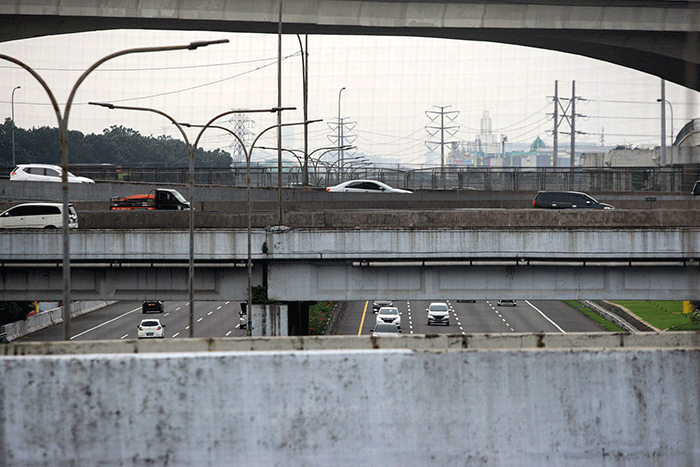 Sejumlah kendaraan melintasi ruas tol Jagorawi, Jakarta, Minggu (17/7/2022).