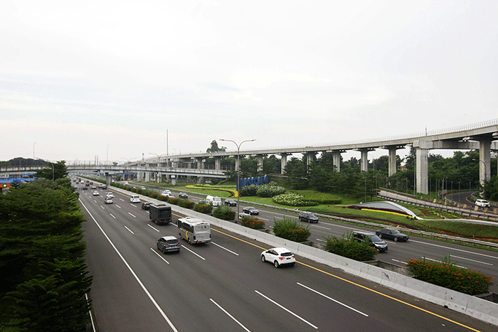Sejumlah kendaraan melintasi ruas tol Jagorawi, Jakarta, Minggu (17/7/2022).