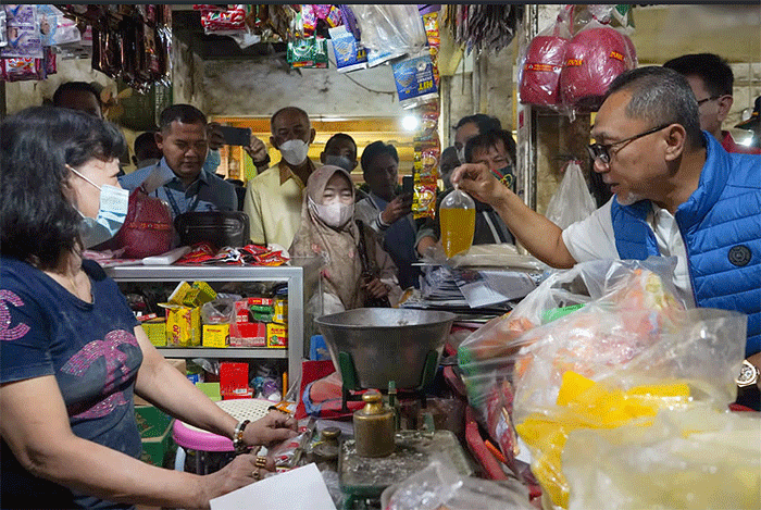 Menteri Perdagangan (Mendag) Zulkifli Hasan melakukan kunjungan kerja ke Kota Cirebon, Jawa Barat, Minggu, (17/7/2022).