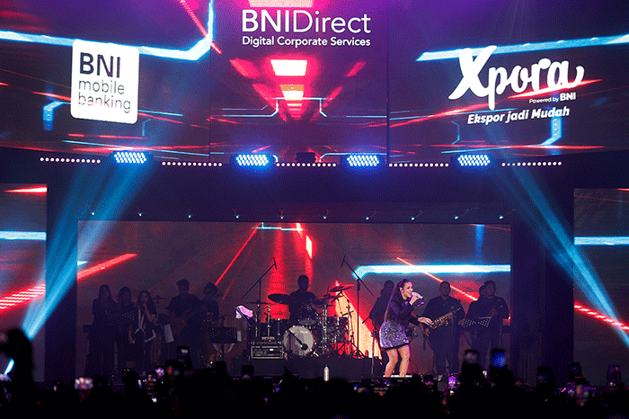 Pengunjung swafoto BNI Mobile Banking dan BNIDirect di sela-sela BNI keceriaan konser musik Loud Fest 2022 di Jakarta Convention Center, Minggu (17/7/2022).