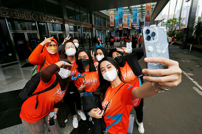 Pengunjung swafoto BNI Mobile Banking dan BNIDirect di sela-sela BNI keceriaan konser musik Loud Fest 2022 di Jakarta Convention Center, Minggu (17/7/2022).