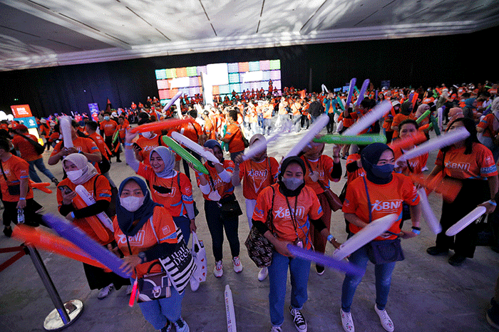 Pengunjung swafoto BNI Mobile Banking dan BNIDirect di sela-sela BNI keceriaan konser musik Loud Fest 2022 di Jakarta Convention Center, Minggu (17/7/2022).