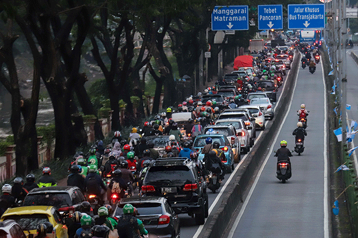 Sejumlah kendaraan bermotor melintas di kawasan Pasar Rumput, Jl. Lkr. Ps. Rumput, Jakarta, Senin (18/7/2022).