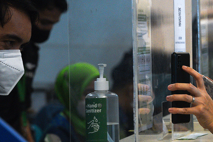 Bandara Internasional Sultan Mahmud Badaruddin II Palembang menyediakan layanan sentra vaksinasi booster Covid-19 bagi calon penumpang pesawat.