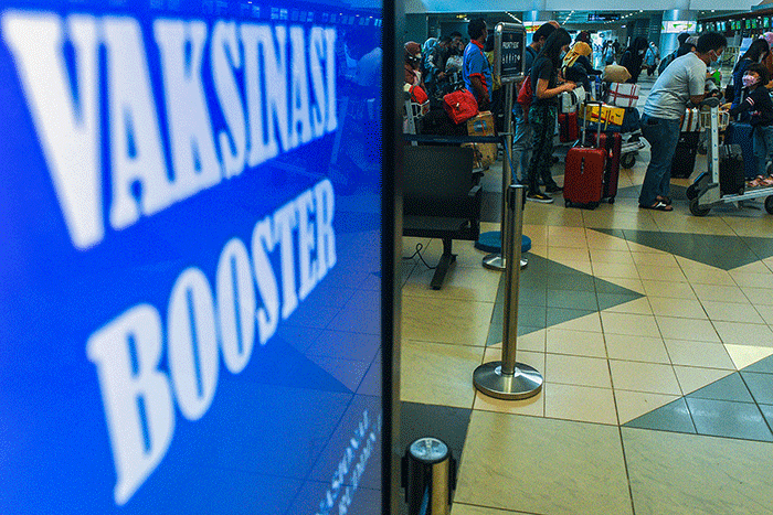 Bandara Internasional Sultan Mahmud Badaruddin II Palembang menyediakan layanan sentra vaksinasi booster Covid-19 bagi calon penumpang pesawat.