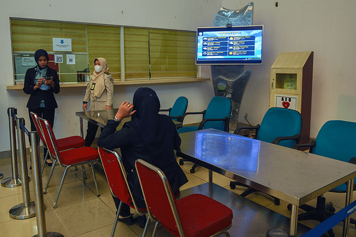 Bandara Internasional Sultan Mahmud Badaruddin II Palembang menyediakan layanan sentra vaksinasi booster Covid-19 bagi calon penumpang pesawat.