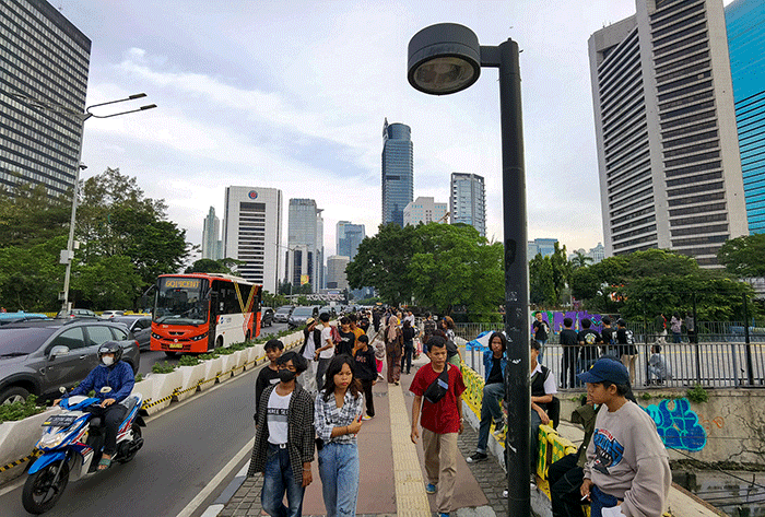 Suasana Kerumumanan para remaja yang gemar hangout, mengenakan style uniknya masing-masing di kawasan Dukuh Atas, Jakarta Pusat, Minggu (17/7/2022).