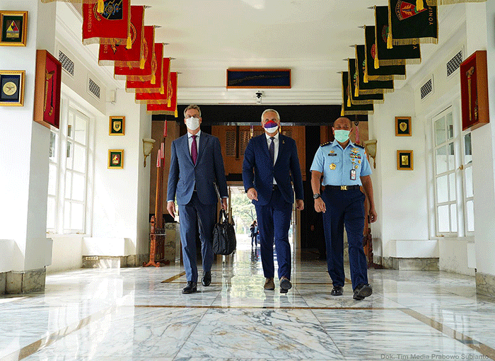 Menteri Pertahanan Prabowo Subianto menerima kunjungan Vice President European Investment Bank Kris Peeters.