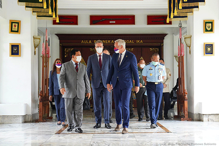 Menteri Pertahanan Prabowo Subianto menerima kunjungan Vice President European Investment Bank Kris Peeters.