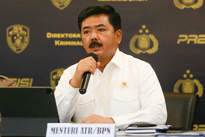 Kapolda Metro Jaya Irjen Fadil Imran (kiri) dan Menteri ATR/BPN Hadi Tjahjanto memberikan keterangan pers pengungkapan kasus mafia tanah.