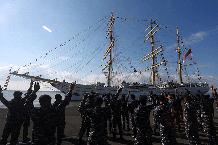Para Taruna Akademi Angkatan Laut (AAL) Tingkat III Angkatan ke-69 melaksanakan peran parade roll di atas KRI Bima Suci-945.
