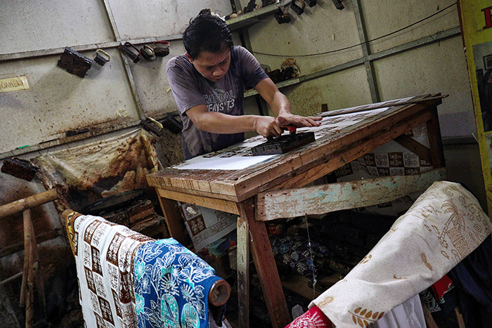 Pekerja menyelesaikan pembuatan batik betawi di kawasan Terogong, Jakarta Selatan, Selasa (19/7/2022).