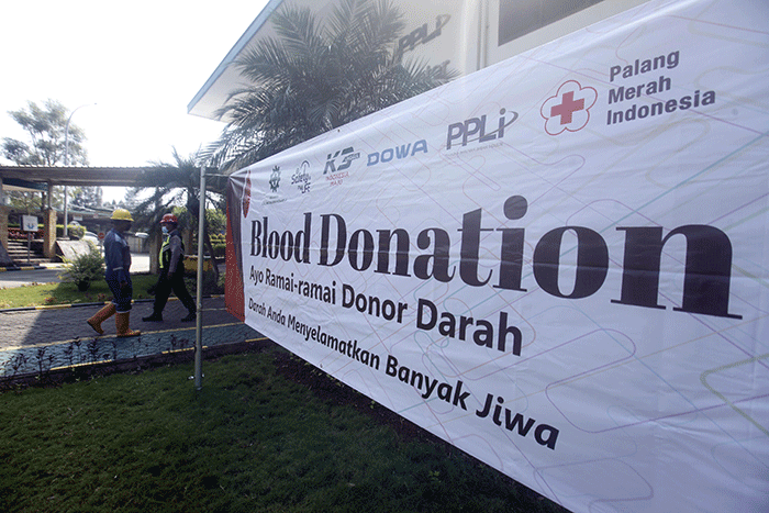 Sejumlah karyawan PT Prasadha Pamunah Limbah Industri (PPLI) mengikuti donor darah di gedung Training Center PPLI, Desa Nambo, Klapanunggal, Bogor.