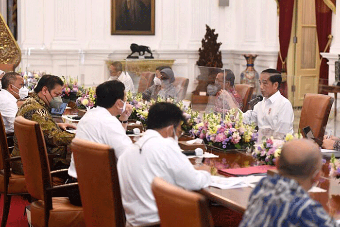 Rapat terbatas yang dipimpin oleh Presiden Joko Widodo di Istana Merdeka, Jakarta, Senin, 18 Juli 2022.