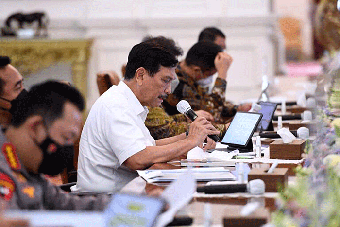 Rapat terbatas yang dipimpin oleh Presiden Joko Widodo di Istana Merdeka, Jakarta, pada Senin, 18 Juli 2022.