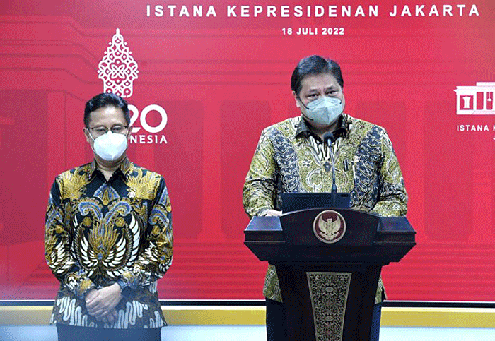 Rapat terbatas yang dipimpin oleh Presiden Joko Widodo di Istana Merdeka, Jakarta, pada Senin, 18 Juli 2022.