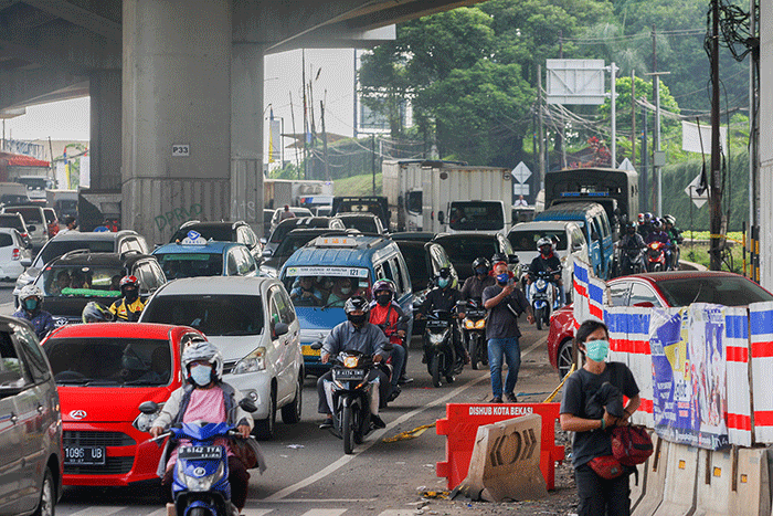 Suasana Simpang Cibubur CBD pasca kecelakaan beruntun truk Pertamina di Jalan Alternatif Cibubur Transyogi, Kota Bekasi, Jawa Barat, Selasa (19/7/2022).