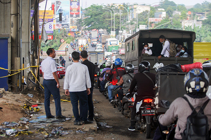Suasana Simpang Cibubur CBD pasca kecelakaan beruntun truk Pertamina di Jalan Alternatif Cibubur Transyogi, Kota Bekasi, Jawa Barat, Selasa (19/7/2022).