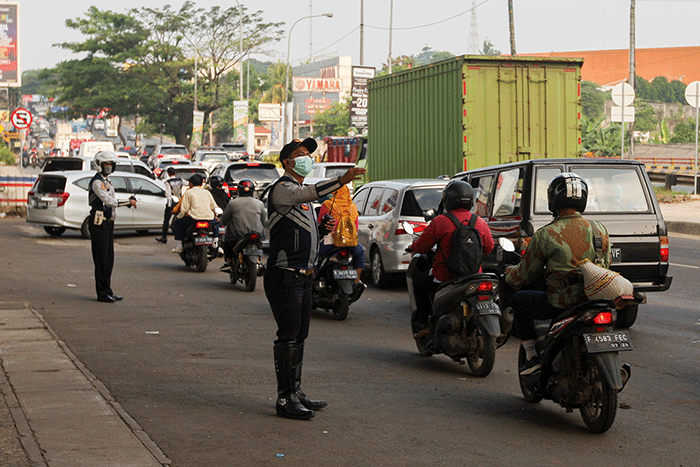 Suasana Simpang Cibubur CBD pasca kecelakaan beruntun truk Pertamina di Jalan Alternatif Cibubur Transyogi, Kota Bekasi, Jawa Barat, Selasa (19/7/2022).