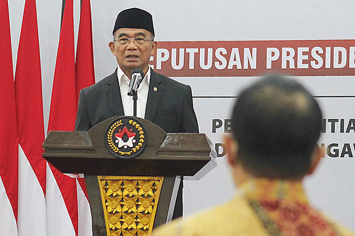 Menko PMK Muhadjir Effendy (kiri) mengangkat Ketua Dewas BPJS Kesehatan Abdul Kadir masa jabatan tahun 2021-2026, di Jakarta, Senin, (18/7/2022).
