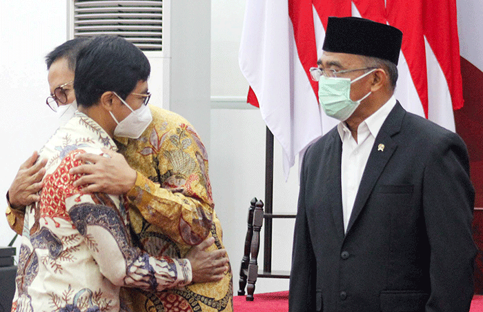Menko PMK Muhadjir Effendy (kiri) mengangkat Ketua Dewas BPJS Kesehatan Abdul Kadir masa jabatan tahun 2021-2026, di Jakarta, Senin, (18/7/2022).