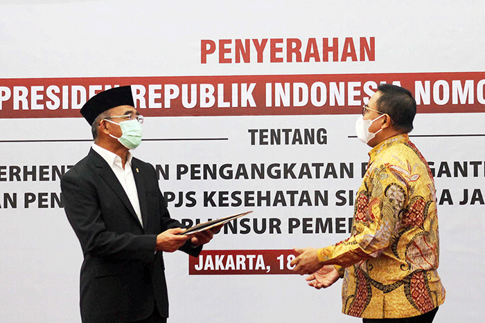 Menko PMK Muhadjir Effendy (kiri) mengangkat Ketua Dewas BPJS Kesehatan Abdul Kadir masa jabatan tahun 2021-2026, di Jakarta, Senin, (18/7/2022).