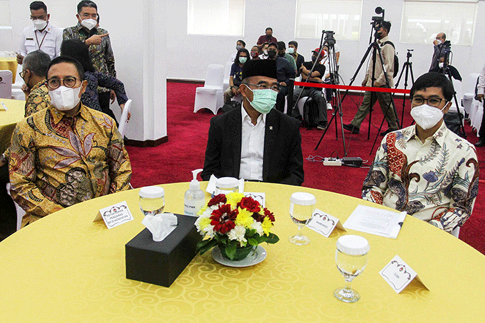 Menko PMK Muhadjir Effendy (kiri) mengangkat Ketua Dewas BPJS Kesehatan Abdul Kadir masa jabatan tahun 2021-2026, di Jakarta, Senin, (18/7/2022).