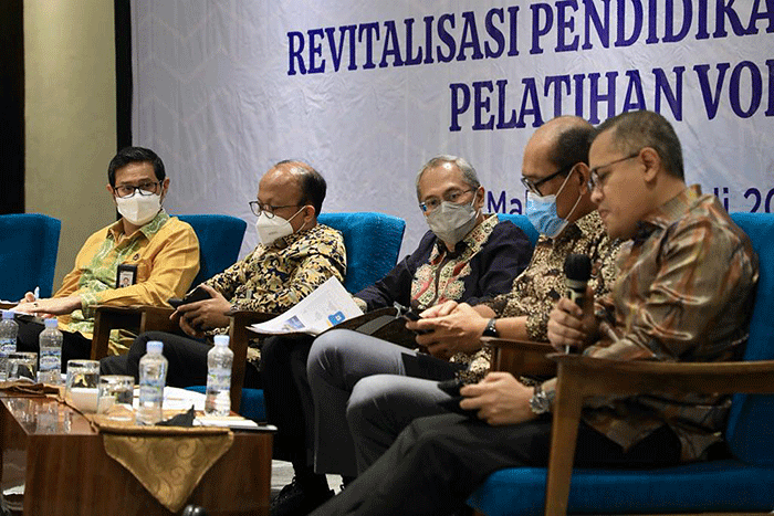 Sosialisasi dan tindak lanjut Peraturan Presiden Nomor 68 Tahun 2022 tentang Revitalisasi Pendidikan Vokasi dan Pelatihan Vokasi, di Makassar.
