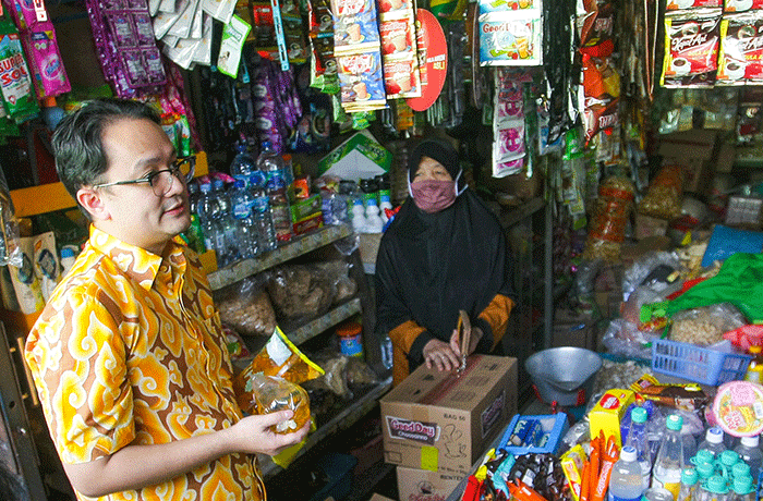 Wakil Menteri Perdagangan (Wamendag) Jerry Sambuaga saat mengecek harga kebutuhan pokok di Pasar Jatingaleh, Kota Semarang, Jawa Tengah, Selasa (19/7/2022).
