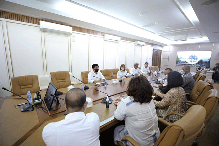 Hadi Tjahjanto didampingi oleh Kepala Biro Humas Kementerian ATR/BPN Yulia Jaya Nirmawati dan Juru Bicara Kementerian ATR/BPN Teguh Hari Prihanto.